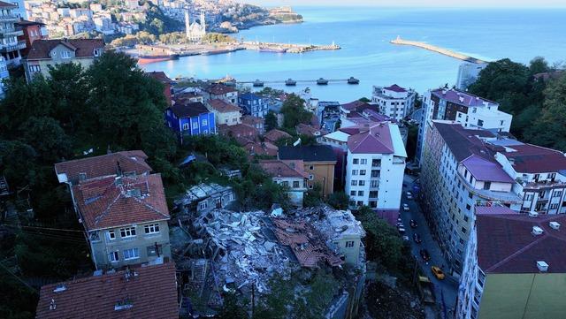 Zonguldak ta &ccedil;&ouml;ken binanın &ccedil;evresindeki 7 bina tedbiren boşaltıldı 4
