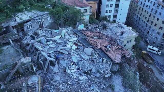 Zonguldak ta &ccedil;&ouml;ken binanın &ccedil;evresindeki 7 bina tedbiren boşaltıldı 3
