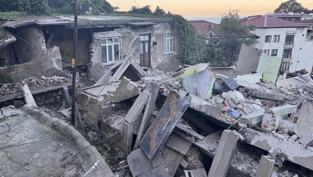 Zonguldak ta çöken binanın çevresindeki 7 bina tedbiren boşaltıldı 2