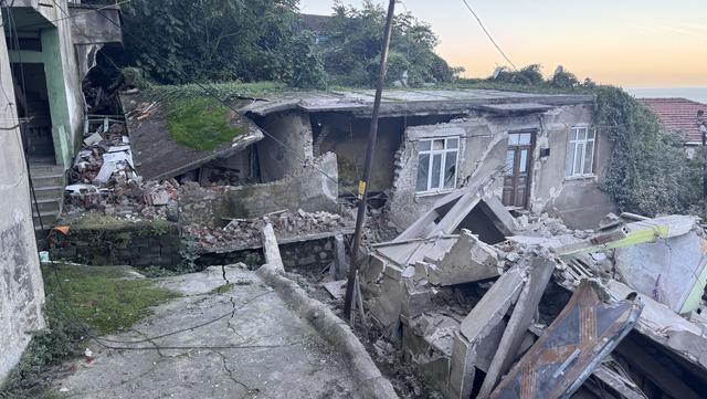 Zonguldak ta &ccedil;&ouml;ken binanın &ccedil;evresindeki 7 bina tedbiren boşaltıldı 1