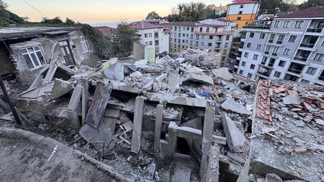 Zonguldak'ta çöken binanın çevresindeki 7 bina tedbiren boşaltıldı