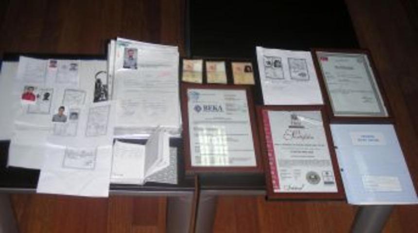 Sahte belgelerle şirket kurup dolandıran iki kardeş tutuklandı