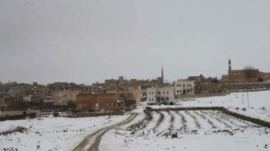 Midyat&rsquo;a yağan kar vatandaşları memnun etti