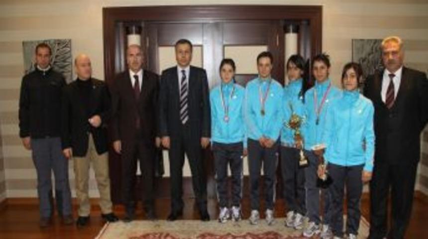 Vali Yerlikaya, başarılı atletleri kabul etti