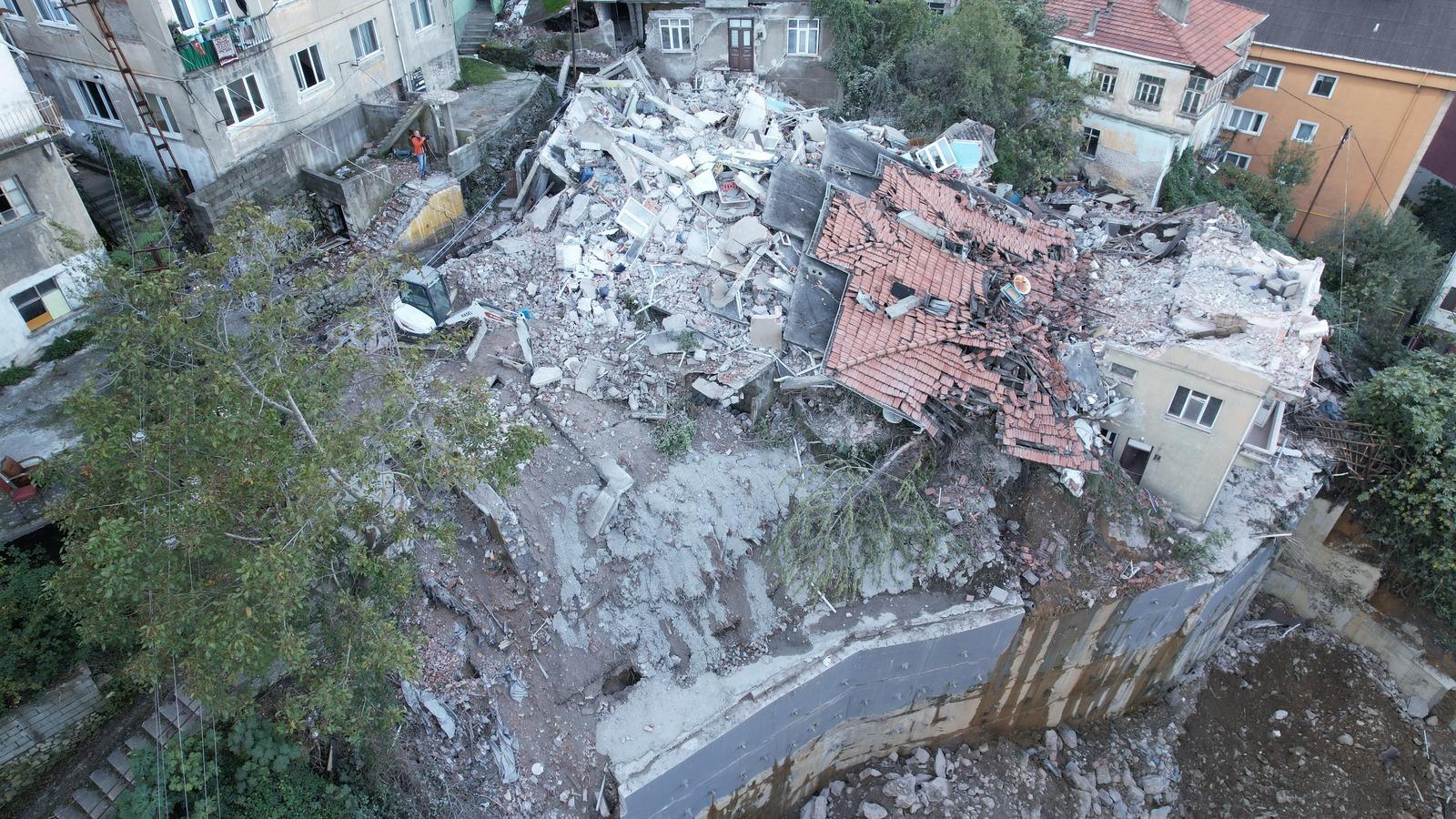 Zonguldak'ta çöken bina sabahın ilk ışıklarıyla böyle görüntülendi