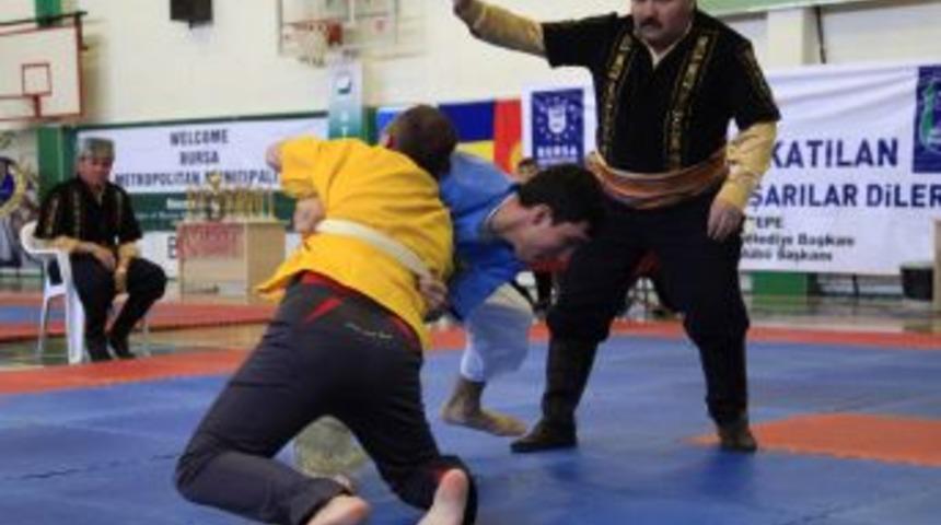 Tatar Kuşak g&uuml;reşleri nefes kesti