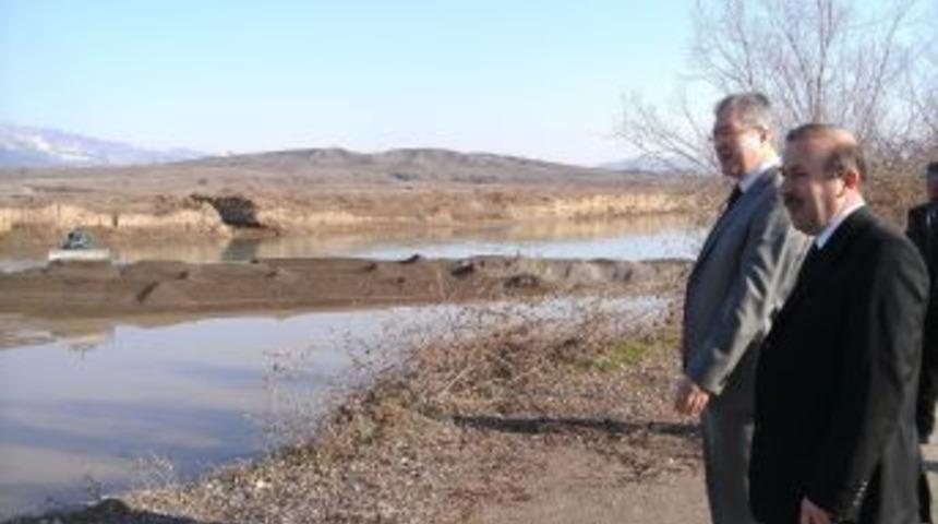 Erbaa Kaymakamı &Ccedil;akır, Kelkit Irmağı ıslah &ccedil;alışmalarını inceledi