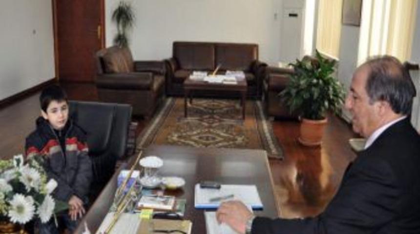 Depremzede Abdullah, Kars Valisine ulaştı