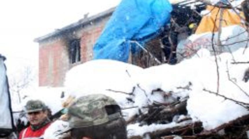 Benzinle tutuşturulan soba faciaya yol a&ccedil;tı: 6 &ouml;l&uuml;, 2 yaralı