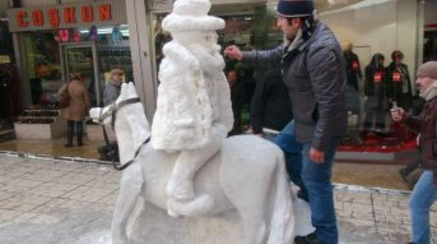 Eşeğe ters binmiş Nasreddin Hoca heykeli ilgi odağı oldu