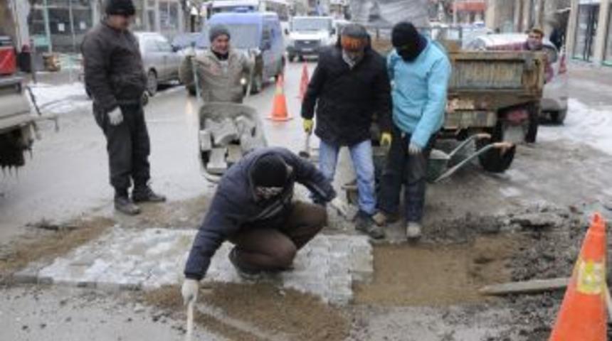 Belediye, bozulan yollarda iyileştirme &ccedil;alışması başlattı