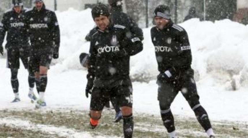 Beşiktaş, kar altında &ccedil;alıştı