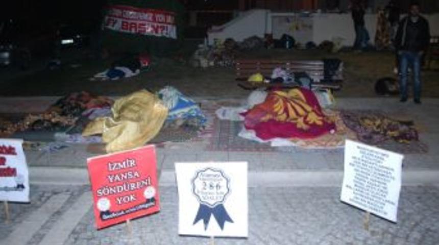 Atanamayan itfaiyeciler, gece g&uuml;nd&uuml;z belediye &ouml;n&uuml;nde