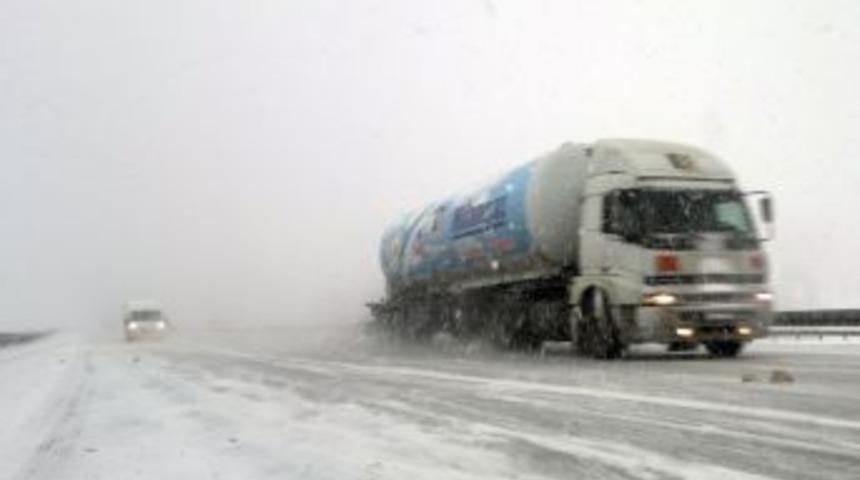 Bolu Dağı'nda yoğun kar yağışı s&uuml;r&uuml;c&uuml;lere zor anlar yaşatıyor
