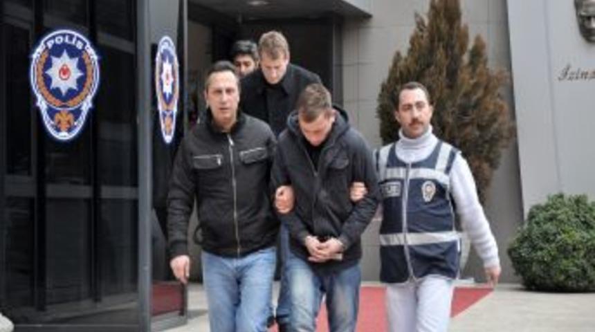 Yolda y&uuml;r&uuml;yen kadının &ccedil;antasını &ccedil;alan kapka&ccedil;cı tutuklandı