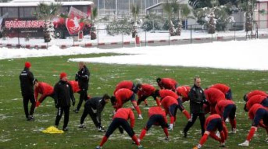 Samsunspor, Fenerbah&ccedil;e ma&ccedil;ına kar &uuml;zerinde hazırlandı