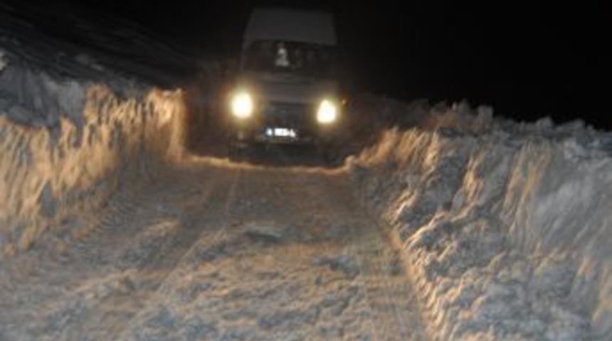 Şarampole kayan ambulansı karla m&uuml;cadele ekipleri kurtardı