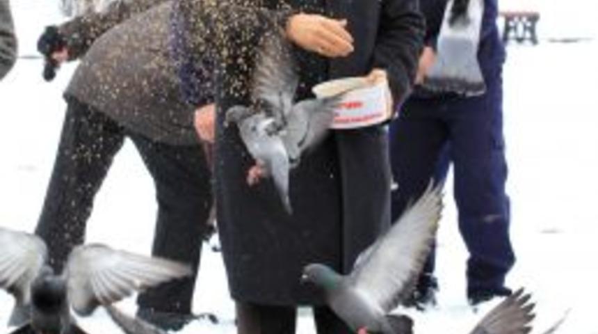 Belediye Başkanı Akın kar altındaki g&uuml;vercinleri yemledi