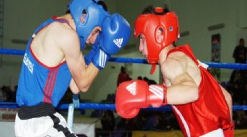 Ringden galibiyetle ayrılan sporcular, &ccedil;eyrek finale y&uuml;kseldi