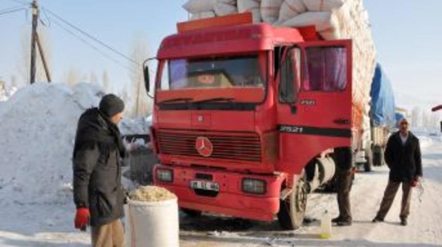 Kapalı k&ouml;y yolları saman satışlarını durdurdu