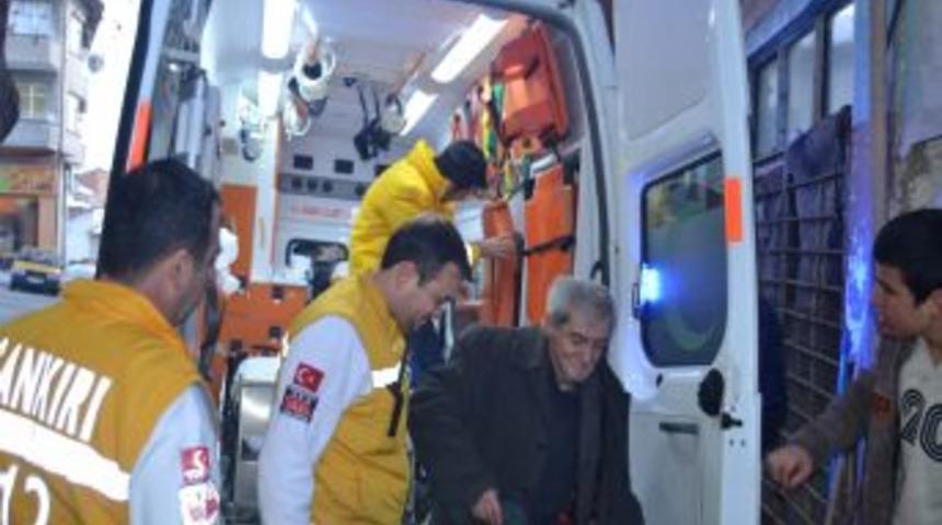 Donma tehlikesi ge&ccedil;iren yaşlı adama sağlık ekipleri m&uuml;dahale etti