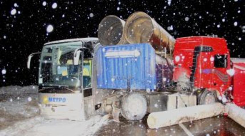 Karab&uuml;k'te 3 TIR, bir otob&uuml;s ve otomobil zincirleme kaza yaptı: 2 yaralı