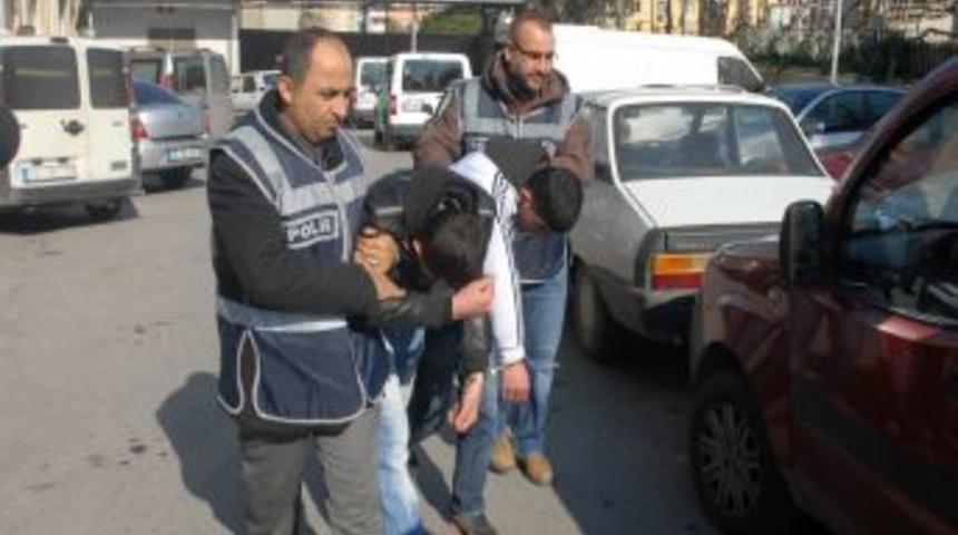 Kuaf&ouml;r basıp vatandaşları gasp eden 3 kişi polisten ka&ccedil;amadı