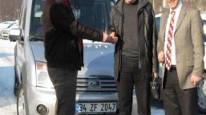 Hayırsever işadamı eğitime ara&ccedil; hibe etti