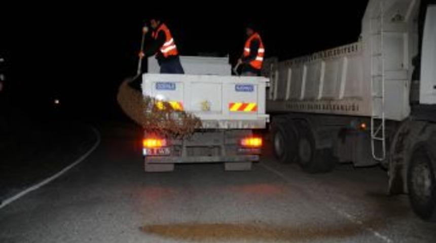 İzmir'de 10 yıl sonra yollara tuz d&ouml;k&uuml;ld&uuml;