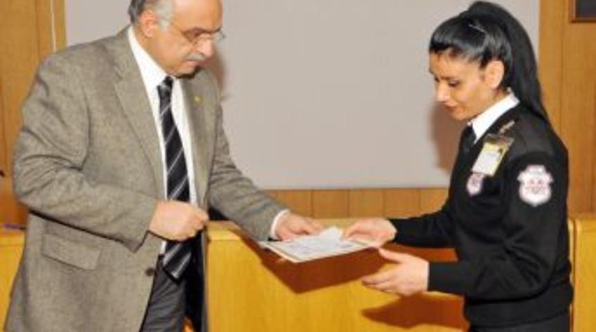 Yangını s&ouml;nd&uuml;ren hastane personeli &ouml;d&uuml;llendirildi