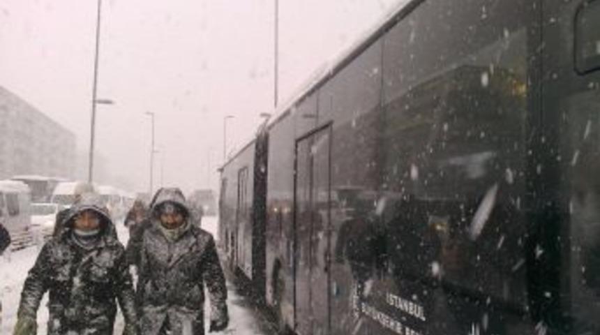 Buzlanma, metrob&uuml;s seferlerini aksattı