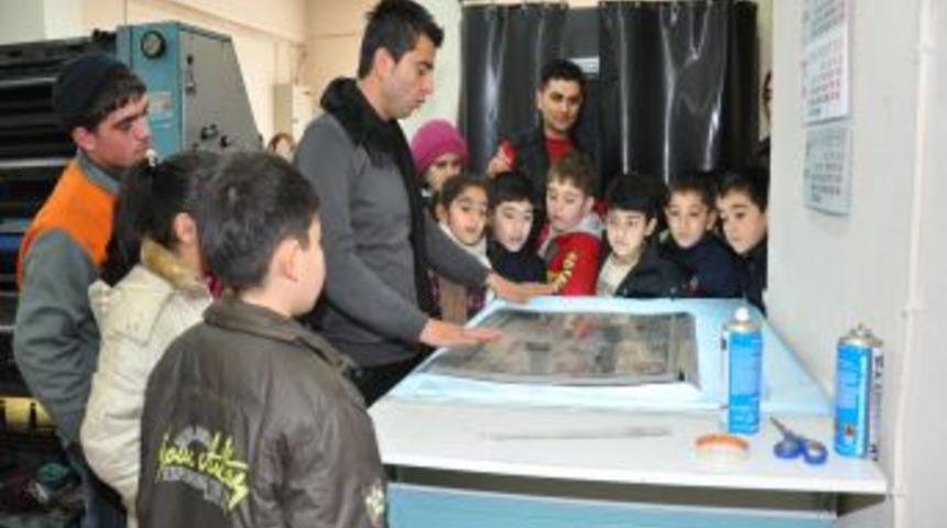 &Ouml;ğrenciler gazetecilik mesleğini &ouml;ğrendi