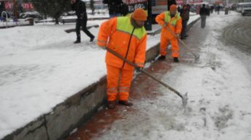 Tokat'ta karla m&uuml;cadele &ccedil;alışmaları