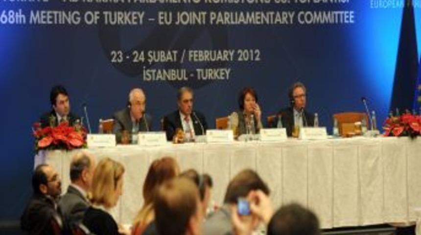 Cemil &Ccedil;i&ccedil;ek: Mevcut anayasa T&uuml;rkiye'ye dar geliyor