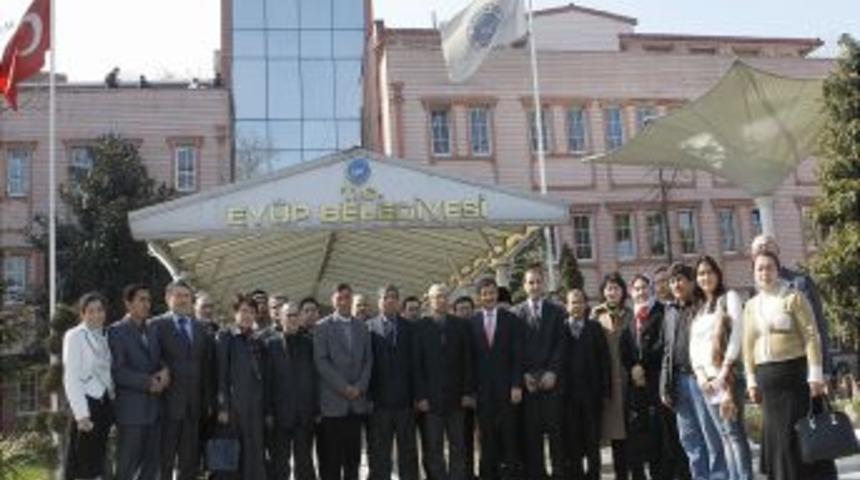 Orta Asyalı akademisyenler Ey&uuml;p Sultan&rsquo;ı ziyaret etti