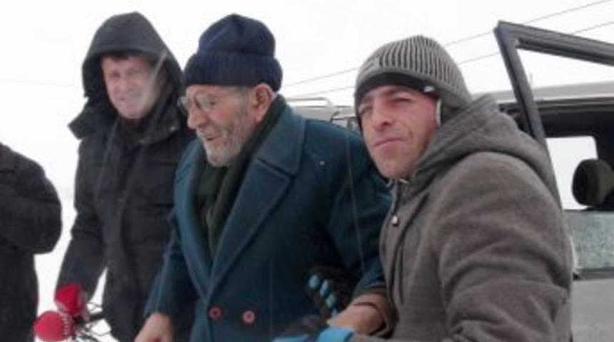 Kar yolları kapattı, diyalize girecek hastalar yolda mahsur kaldı