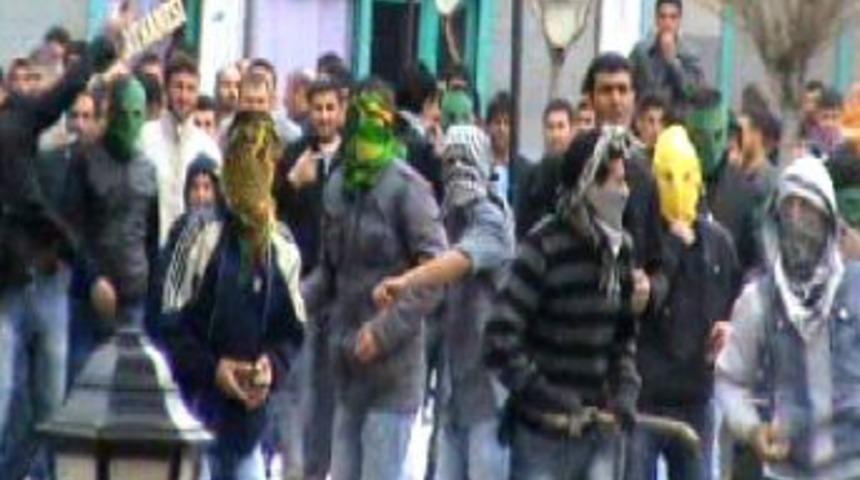 Muş'ta silahlı ter&ouml;r &ouml;rg&uuml;t&uuml; adına eylem yapan 8 kişi tutuklandı