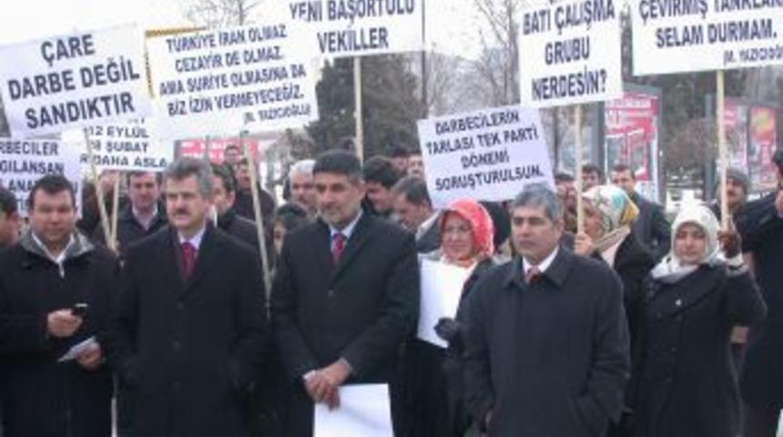 Tankların y&uuml;r&uuml;t&uuml;ld&uuml;ğ&uuml; yerde basın a&ccedil;ıklaması yapıp, su&ccedil; duyurusunda bulundular