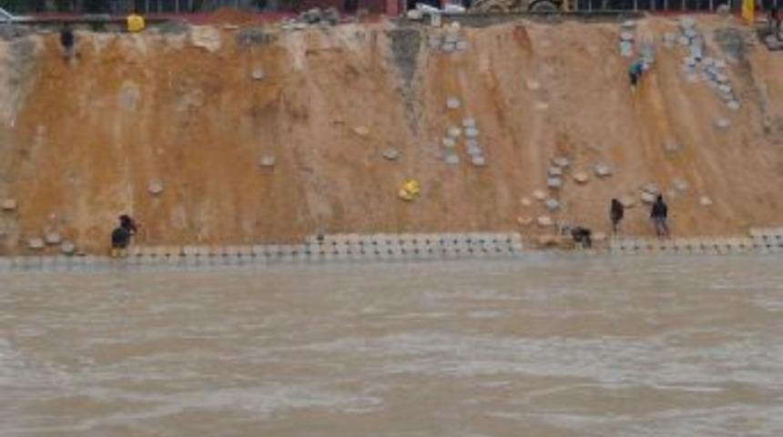İş&ccedil;iler, 80 kiloluk taşları iş g&uuml;venliği alınmadan Asi Nehri'ne d&ouml;ş&uuml;yor