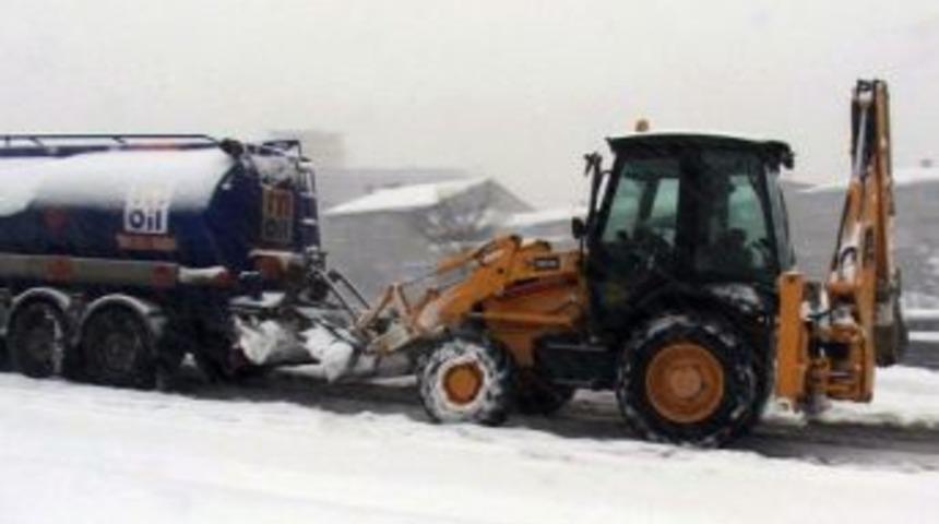 Yolda kalan yakıt tankerini, iş makinası itti