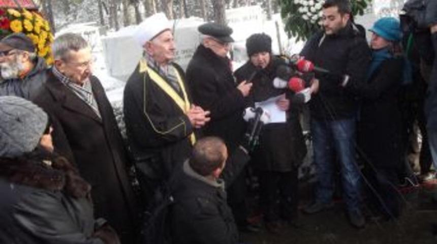 Abdi İpek&ccedil;i &ouml;l&uuml;m&uuml;n&uuml;n 33. yılında anıldı