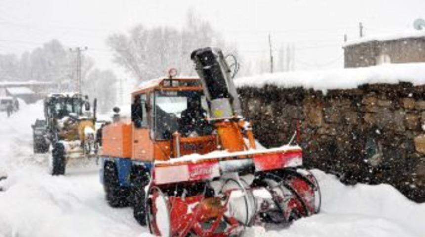 Bitlis&rsquo;te kar kalınlığı 160 santimetreye ulaştı, 600 k&ouml;y yolu kapandı