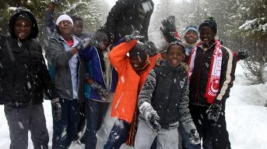 Ugandalı &ouml;ğrencilerin kar keyfi