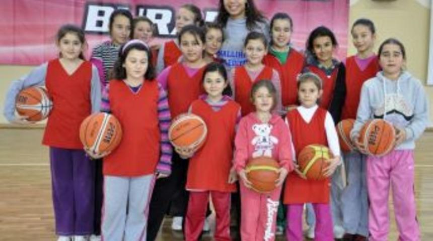 Amerikalı basketbolcudan miniklere basket dersi