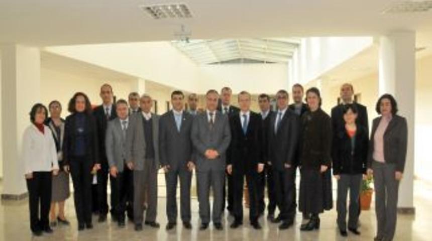 &Uuml;niversitedeki g&ouml;revini eşine devretti