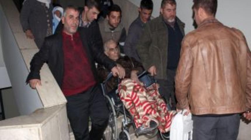 Tekerlekli sandalye ve cihazlarla duruşmaya geldi