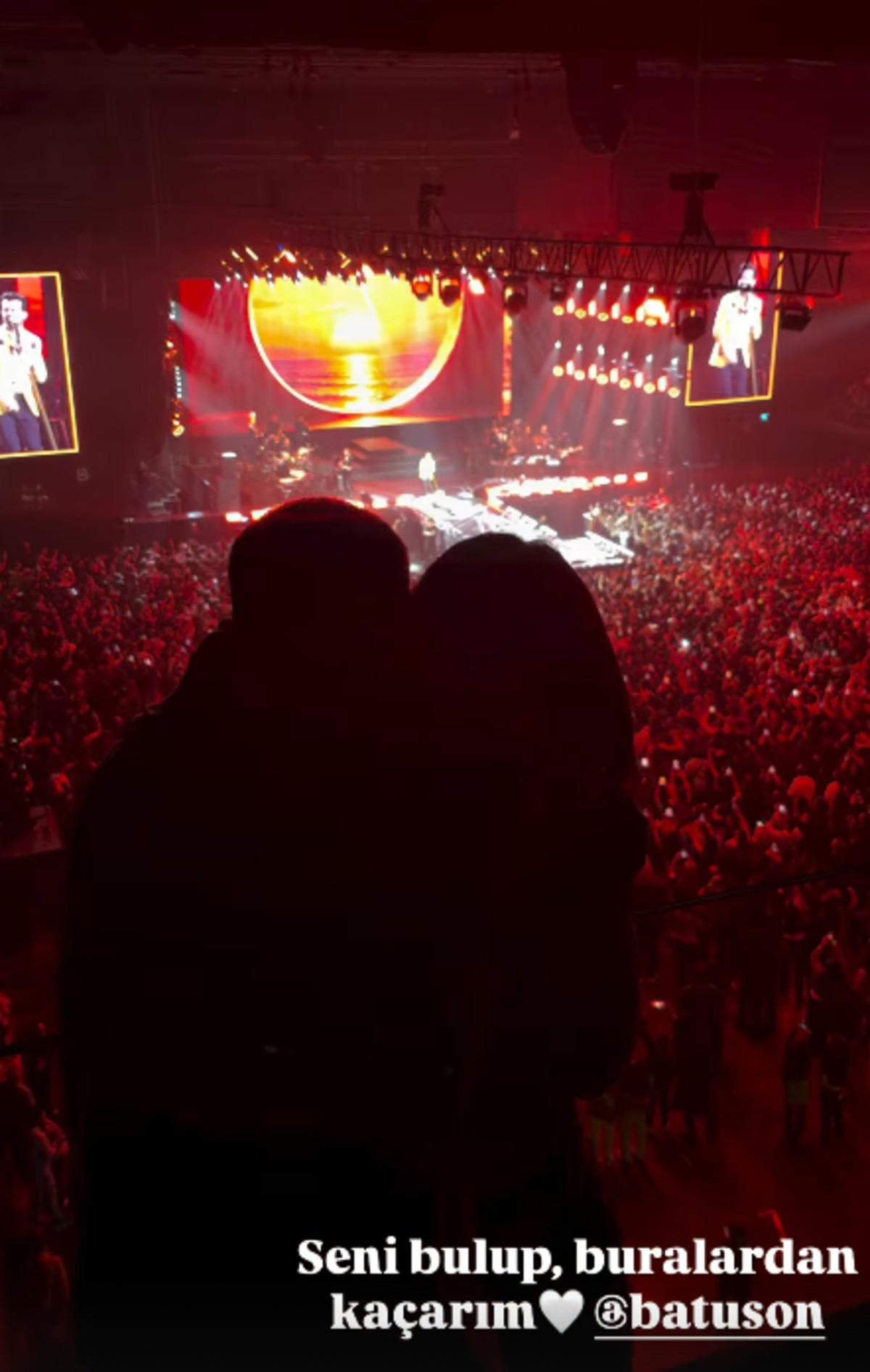 Buse Terim konserde aşka geldi! Sevgilisine doyamadı 1