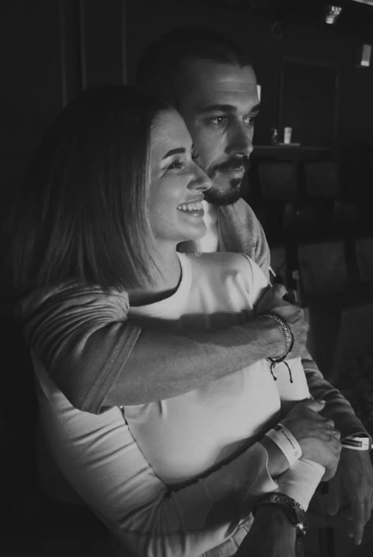 Buse Terim konserde aşka geldi! Sevgilisine doyamadı 3