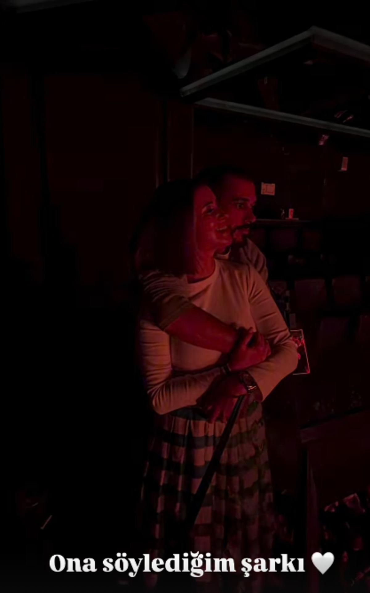 Buse Terim konserde aşka geldi! Sevgilisine doyamadı 2