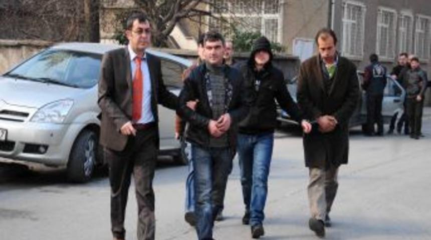 Zorla senet imzalattıkları &ouml;ne s&uuml;r&uuml;len 5 kişi g&ouml;zaltına alındı